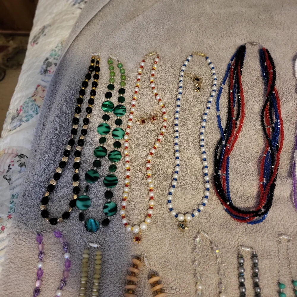 36 Ct Mixed Beaded Necklace Lot - Assorted Colors - Picture 7 of 8